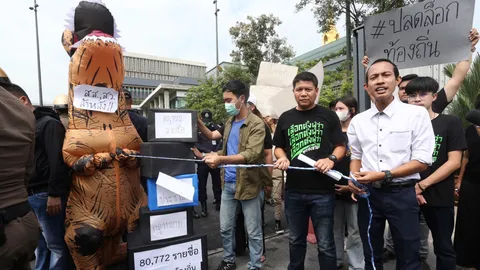 ม็อบ บุกสภา แต่ง "ไดโนเสาร์" เปรียบ ส.ว.ขวาง ปลดล็อก ก.ม.กระจายอำนาจ