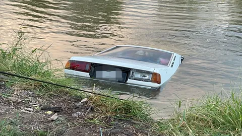 "2 ตายาย" ขับเก๋งตกคลองจมดิ่ง สลดเป็นศพดับคู่ติดคารถ (คลิป)