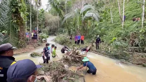 สลด ชาวบ้าน ต.ลำเลียง โดนน้ำป่าพัดหายจากบ้าน พบเป็นศพติดอยู่ใต้กอไม้ใหญ่