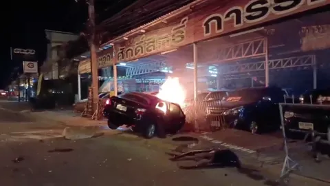 จ่า ทอ.ขับเก๋งชนแบริเออร์พุ่งเข้าเต็นท์รถมือสองที่อุบลฯ ไฟไหม้ตาย 1 เจ็บ 1