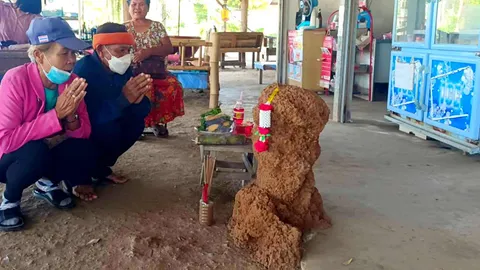 แห่ขอหวยจอมปลวก "ถ้วยบอลโลก" โผล่หน้าร้าน เผยเจ้าของเดิมเพิ่งตาย
