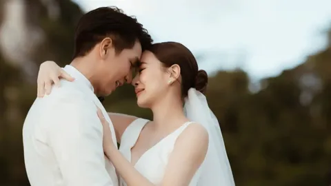 เก็บตกภาพหวาน โบวี่ อัฐมา ควงแฟนหนุ่ม วิวาห์ในบรรยากาศริมเขาโรแมนติก (คลิป)