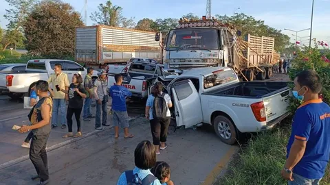 รถชน 7 คันกลางแยกไฟแดงสระขวัญเจ็บ 4 ลุงกับหลานโชคดีหวิดถูก 18 ล้อขยี้คาซาก