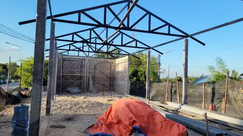 ลุงช่างแม่สอดโดนหินเจียรกระเด็นใส่แขนเลือดสาด กู้ภัยพาส่ง รพ.ยื้อชีวิต