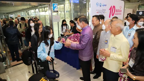 นายกฯ ร่วมต้อนรับนักท่องเที่ยวมาไทยครบ 10 ล้านคน ที่สนามบินสุวรรณภูมิ