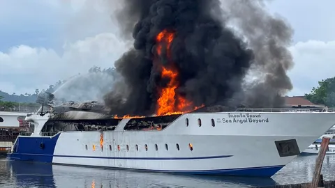 ไฟไหม้เรือครุยส์หรูข้ามฟากภูเก็ต-เกาะพีพี คาท่าจอด เสียหายกว่า 40 ล้าน (คลิป)