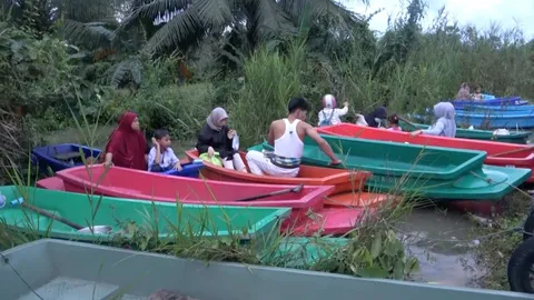 ปัตตานีน้ำท่วมลดเล็กน้อย เช้านี้ชาวบ้านบางพื้นที่ยังนั่งเรือออกไปทำงาน