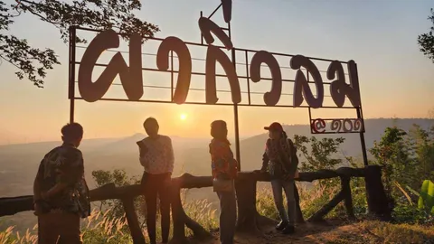 ชวนเที่ยวร้อยเอ็ด มานอนกางเต็นท์ ดูพระอาทิตย์ขึ้นด้วยกันที่ "ผากิ่วลม" 