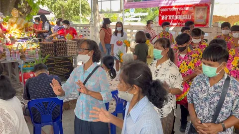 เชื่อปาฏิหาริย์ "หลวงพ่อผอม" ยกมือไหว้ขอผ่านติ๊กต่อก ได้โชคกว่า 2 แสน