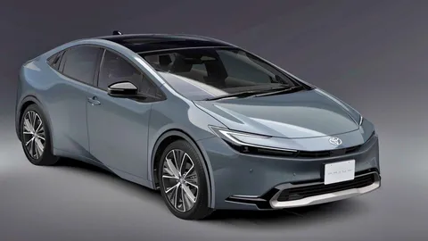 เสียบปลั๊กชาร์จไฟ วิ่งมอเตอร์ไกล 69 กิโลเมตร Toyota new Prius Plug-in Hybrid