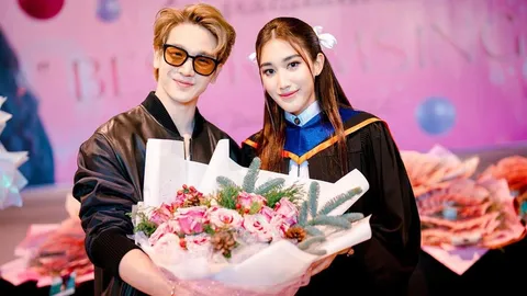 ตงตง หอบช่อดอกไม้ยินดี เบสท์ รับปริญญา ควักเงินสด 6 หลักเป็นของขวัญเรียนจบ