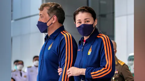 พสกนิกรรวมกําลังใจ ถวายพระพรพระองค์ภา "ในหลวง-ราชินี" เสด็จฯ นายกฯนํา ครม.ลงนาม (คลิป)