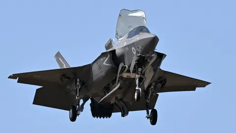 นาทีระทึก นักบินดีดตัวทัน เครื่องบินขับไล่ F-35 กระแทกพื้นในสหรัฐฯ (คลิป)