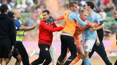 ฉาวไปทั่วโลก แฟนบอลลีก “ออสเตรเลีย” บุกลงสนามเอาถังเหล็กฟาดหัวมือกาวคู่แข่ง (คลิป)