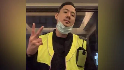 ชีวิตล่าสุด ฮาเวิร์ด หวัง อดีตนักร้องดัง ผันตัวเป็น รปภ. หาเลี้ยงครอบครัว