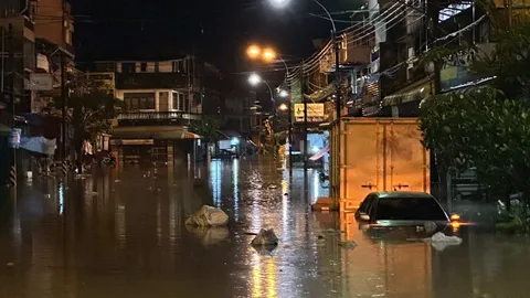 พัทลุงท่วม 9 อำเภอ น้ำทะลักกลางดึก ชาวบ้านอพยพวุ่น ถ.เพชรเกษมไปหาดใหญ่จม