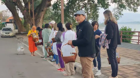 เชียงแสนหนาว 12 องศาฯ บนดอยสะโง้เหลือ 9 องศาฯ หลวงตาห่มผ้าเดินบิณฑบาต