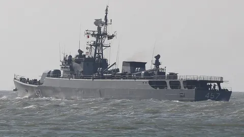 ร.ล.กระบุรี ออกทะเลปฏิบัติการค้นหากำลังพล 30 ชีวิต ท่ามกลางคลื่นลมแรง