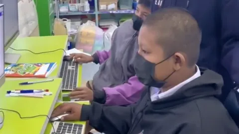 ทำตามสัญญา "น้องเจ๋ง" มาเรียนแล้ว หลังขาดไป 3 สัปดาห์  ทำงานหาเงินช่วยที่บ้าน