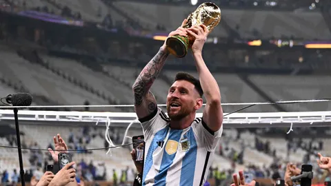 ภาพทรงพลัง "เมสซี" ชูถ้วยแชมป์ฟุตบอลโลก 2022 ทุบสถิติโลก ยอดไลค์ไอจีสูงสุดแล้ว