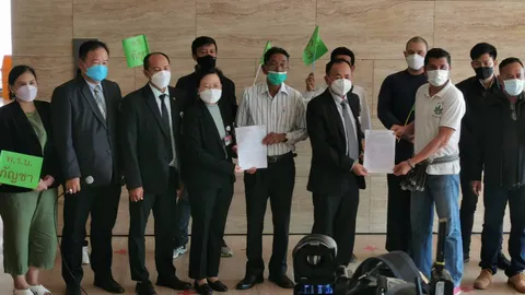 "ผู้เฒ่า-หมอยา" ฝ่าพายุ บุกสภา ยื่น 3 พรรคการเมือง ผ่าน พ.ร.บ.กัญชา 