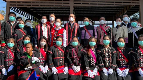 “ลุงตู่” สวมเสื้อเผ่าลีซอ ลั่นรักทุกคน เป็นนายกฯ ของคนไทยทั้งประเทศ