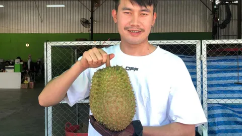 ร้านทุเรียนระยองยอดขายกระฉูด แจกโบนัสลูกน้อง 5 เดือน บวกเงิน 5 หมื่น (คลิป)