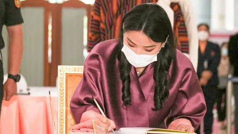 ราชินีภูฏาน เสด็จถวายพระพร "พระองค์ภา" จัดร่วม 3 ศาสนา ให้วัดสวดข้ามปี