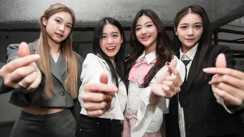 สาวๆ BNK48 ส่งกำลังใจคัดแยกไปรษณียบัตรทายผลบอลโลก 2022 ลุ้นรับโชค 15 ล้าน (คลิป)