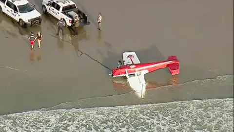 ระทึก เครื่องบินเล็กตกกระแทกหาดสหรัฐฯ อดีตนายกดับ (คลิป)