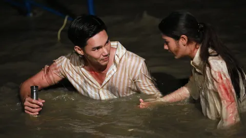 “บูม-พิ้งค์พลอย” จับมือวิ่งหนีตาย หลงถ้ำล้มลุกคลุกคลาน ใน “เคหาสน์นางคอย”