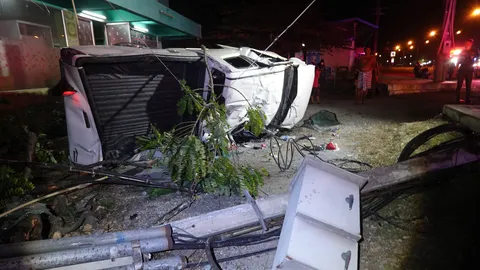 "ฝุ่นตลบ" กระบะหมุนเสียหลัก พลิกคว่ำชนยับ สาวคนขับเจ็บติดคาซาก (คลิป)