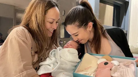 เปิดตัวสมาชิกใหม่ น้อง Aira ลูกคนแรก คุณแม่ซาร่า โฮเลอร์ คลอดในวันคริสต์มาส