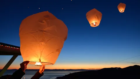กรมทะเลชายฝั่ง ขอความร่วมมืองดปล่อยโคมชายหาด หวั่นก่อขยะทะเล