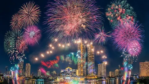 ไอคอนสยาม ชวนเก็บภาพพลุดอกไม้ไฟส่งท้ายปี