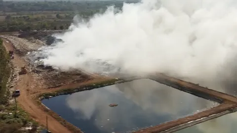 ชาวบ้านสำลักควัน ไฟไหม้บ่อขยะ เทศบาลเมืองนครพนมเร่งดับ ชี้มือมืดวางเพลิง