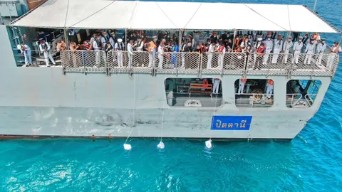 เรือหลวงปัตตานี นำอัฐิ 3 ทหารเรือหลวงสุโขทัย ลอยอังคาร กลางทะเลอ่าวสัตหีบ