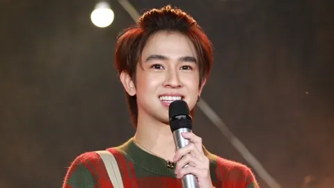 ฟลุ้ค ณธัช ควักกระเป๋าจัดปาร์ตี้เลี้ยงหมูกระทะ-แจกทองแฟนคลับในวันคริสต์มาส