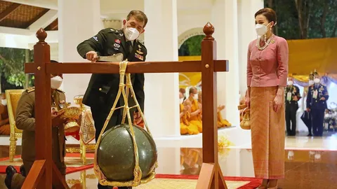 ในหลวง-ราชินี เสด็จฯ ไปทรงประกอบพิธีตัดหวายลูกนิมิต