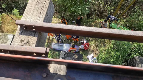 หนุ่มแดนกีวีตกรถไฟดับ ทัวร์สายมรณะ ฝ่าฝืนข้อห้าม ยื่นตัวถ่ายรูป (คลิป)