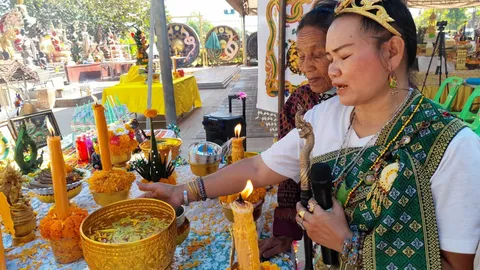 แม่หมอวังนาคินทร์คำชะโนด ส่องขันน้ำมนต์พิธีแก้บน เห็น "เลขเด็ด" (คลิป)