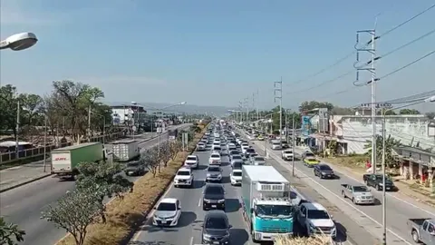 ถ.มิตรภาพช่วงสีคิ้ว-โนนสูง รถหนาแน่นชะลอตัวเป็นระยะ คาดยาวไปถึงกลางดึก