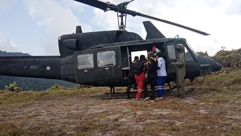 6 นทท.ขึ้นยอดดอยทูเล เจออากาศหนาวช็อกดับ 1 ส่ง ฮ.ไปรับศพลงมา รพ.ท่าสองยาง