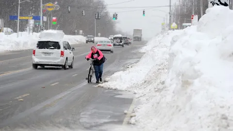 เหยื่อพายุฤดูหนาวสหรัฐฯ แตะ 60 ศพ ส่อโดนฝนตก-น้ำท่วมซ้ำอีก (คลิป)