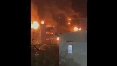 ระทึก ไฟไหม้โรงแรมแกรนด์ ไดมอนด์ ปอยเปต คนโดดอาคารหนีตาย (คลิป)