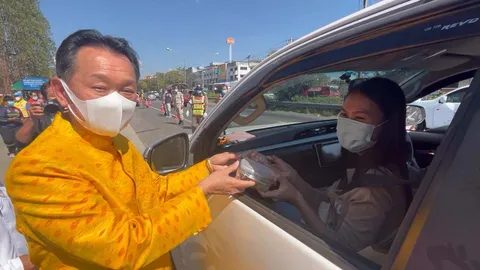 อิ่มท้องอิ่มใจ อำเภอพลจัดสารพัดเมนูหม่ำ แจกที่จุดตรวจให้คนขับรถกลับบ้าน