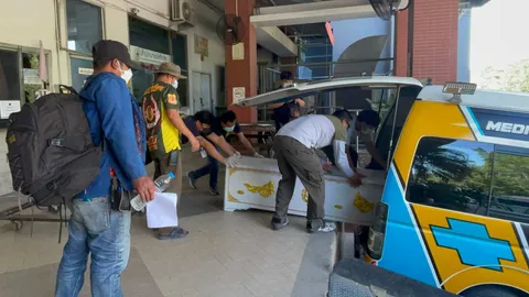 สุดเศร้าญาติร่ำไห้ รับศพ 3 ผู้เสียชีวิตรถตู้ตกคลองระพีพัฒน์ที่ปทุมธานี