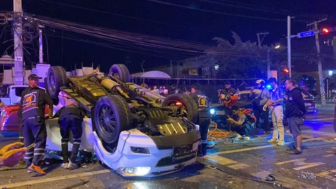 รถชน 3 คันรวดกลางไฟแดงพัทยา ทำรถติดยาวเป็นกิโล เจ็บหนัก 1 ราย