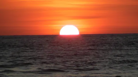 แสงสุดท้ายปี 2565 ที่หาดบางสัก กางเต็นท์รอส่งดวงอาทิตย์ลับทะเลอันดามัน