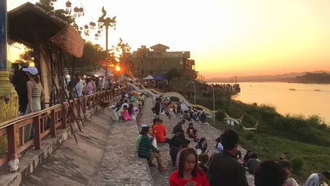 แสงสุดท้ายปี 2565 ริมโขงที่เชียงคาน ท่ามกลางคนนับหมื่นรอฉลองปีใหม่ 2566